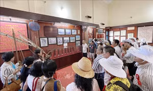 Khách du lịch đến Lý Sơn tăng cao