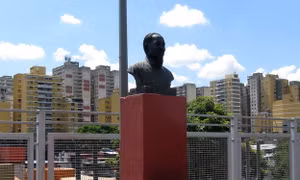 Tổ chức trọng thể lễ dâng hoa tại Tượng đài Hồ Chí Minh trên Đại lộ Simon Bolivar