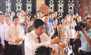 Dâng hương tưởng niệm Ngày mất Chủ tịch Hội đồng Bộ trưởng Phạm Hùng