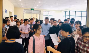 Tránh tình trạng vừa đá bóng, vừa thổi còi trong thi tuyển công chức