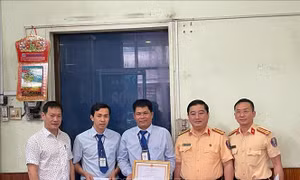 Khen thưởng lái xe tham gia phá đường dây vận chuyển trái phép chất ma túy