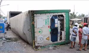 Container lật ngang, đè chết 3 người đi xe máy