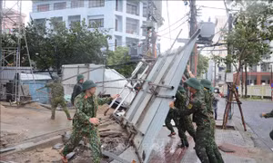 Bão Noru đổ bộ vào Đà Nẵng gây mưa to, làm đổ cây, hất tung nhiều mái nhà