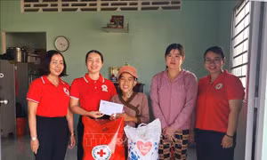 Ấm áp những món quà 'Tết nhân ái'