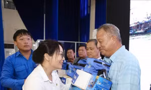 Tặng 200 phần quà trong chương trình 'Cùng ngư dân thắp sáng đèn trên biển'