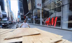 H&M đóng cửa hàng lớn nhất tại Thượng Hải