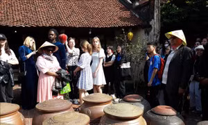 Các đại sứ trải nghiệm Tết cổ truyền Việt Nam tại Làng cổ Đường Lâm 