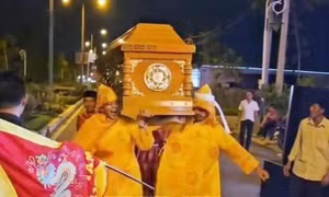 Làm rõ vụ việc khiêng quan tài có người sống nằm bên trong diễu hành trên phố