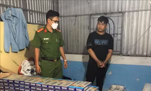Bắt quả tang đối tượng tàng trữ, mua bán gần 4.000 bao thuốc lá nhập lậu