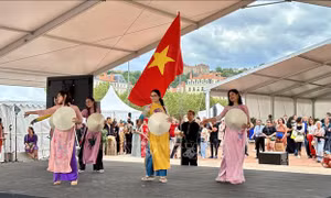 Áo dài và du lịch Việt Nam gây ấn tượng ở Ngày hội Lãnh sự Lyon 2024