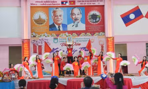 Thầy trò Trường song ngữ Lào - Việt Nam Nguyễn Du vui Xuân đón Tết 