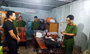 Bắt quả tang một cán bộ địa chính nhận hối lộ