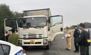 Bắt 4 người dừng ô tô trên cao tốc Hà Nội - Hải Phòng để đánh bạc