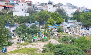 Chung tay dọn rác, làm sạch khu vực sông Hồng và cầu Long Biên