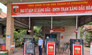Bình Dương: Chật vật vì nhiều cây xăng treo bảng 'hết xăng còn dầu'