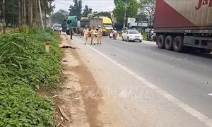 Xe đầu kéo tông ô tô khách, 5 người thương vong