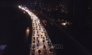 Người dân ùn ùn quay trở lại Hà Nội trong đêm do sợ tắc đường