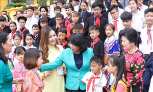 Phó Chủ tịch nước Đặng Thị Ngọc Thịnh gặp mặt trẻ em có hoàn cảnh đặc biệt