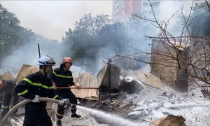 Hà Nội: Dập tắt đám cháy tại lán tạm