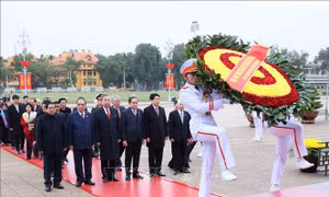 Lãnh đạo Đảng, Nhà nước và đại diện các thế hệ đại biểu Quốc hội vào Lăng viếng Chủ tịch Hồ Chí Minh