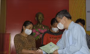Khơi nguồn lực xã hội, tặng sổ và thẻ bảo hiểm y tế cho người nghèo