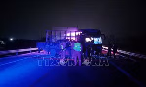Ô tô tải va chạm với xe khách giường nằm trên cao tốc Cam Lộ - La Sơn
