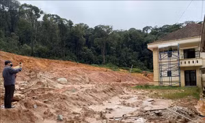 Lâm Đồng: Hiểm họa sạt lở bên đường Trường Sơn Đông