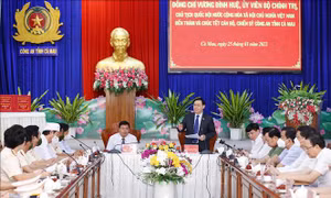 Chủ tịch Quốc hội chúc Tết cán bộ, chiến sĩ Công an tỉnh Cà Mau
