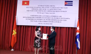 Trao thư của Tổng Bí thư, Chủ tịch nước Nguyễn Phú Trọng và quà tặng Cuba chống dịch COVID-19 