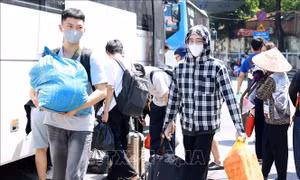 Người dân lỉnh kỉnh đồ đạc trở lại Thủ đô sau kỳ nghỉ lễ 2/9