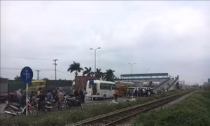 Xe máy va chạm với tàu hỏa, hai phụ nữ tử vong 