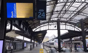Một nhà ga ở Paris phải đóng cửa do hành vi phá hoại