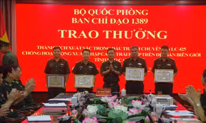 Trao thưởng lực lượng phá chuyên án chống xuất, nhập cảnh trái phép qua biên giới 