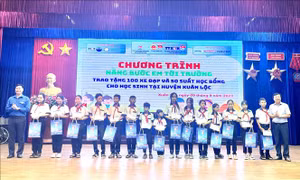 Thanh niên TTXVN trao học bổng cho học sinh nghèo vượt khó ở Đồng Nai