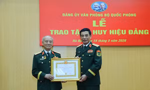 Đại tướng Phan Văn Giang trao Huy hiệu 70 năm tuổi Đảng tặng Đại tướng Phạm Văn Trà