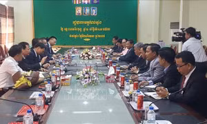 Hỗ trợ kiều bào nghèo ở Biển Hồ ở Campuchia đón Tết nguyên đán Kỷ Hợi 2019