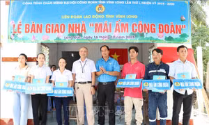 Trao Mái ấm Công đoàn cho người lao động khó khăn