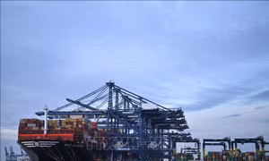 Kinh tế Anh giảm tốc nhẹ trong quý II