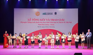 Hà Nội: Trao hơn 2 tỷ đồng cho học sinh đoạt giải Olympic Tiếng Anh 2024