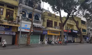 Người dân Thủ đô nghiêm túc tạm ngừng kinh doanh mặt hàng không thiết yếu 