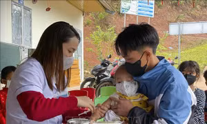 Huyện biên giới Nậm Pồ khẩn trương tiêm vaccine sởi cho trẻ từ 9 tháng - 10 tuổi