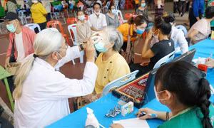 Bác sĩ Việt Nam khám, phát thuốc và tặng quà cho người dân tại Lào