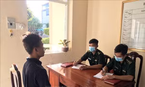 Tiếp nhận 9 người nước ngoài trôi dạt trên biển Phú Quốc được ngư dân cứu vớt