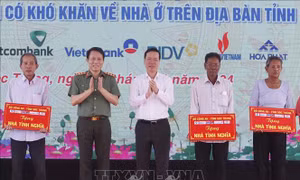 Niềm vui của hộ nghèo nhận nhà ngày đầu năm mới 