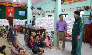 Ứng phó với bão số 13: Người dân Quảng Ngãi di dời đến các nơi tránh trú sớm