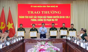 Khen thưởng lực lượng mưu trí, thu giữ 15.200 viên ma túy tổng hợp và heroin