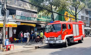 Hàng chục khách ăn giỗ tháo chạy khi nhà bốc cháy