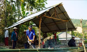 Hỗ trợ dựng nhà tạm cho hộ dân bị thiệt hại do hỏa hoạn
