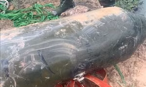 Bình Phước: Di dời an toàn quả bom nặng 300kg dưới hồ nước sâu