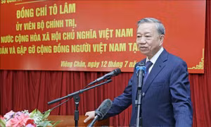 Chủ tịch nước Tô Lâm thăm Đại sứ quán và gặp gỡ cộng đồng người Việt Nam tại Lào 